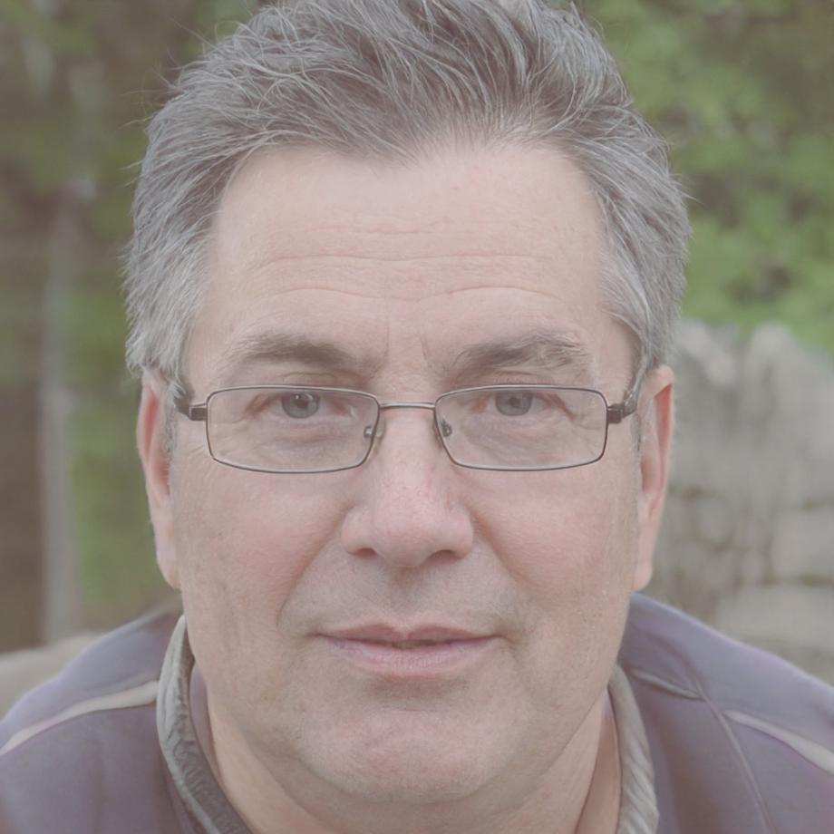 Senior testing instructor Ruben Sorensen explaining bug reporting techniques to students